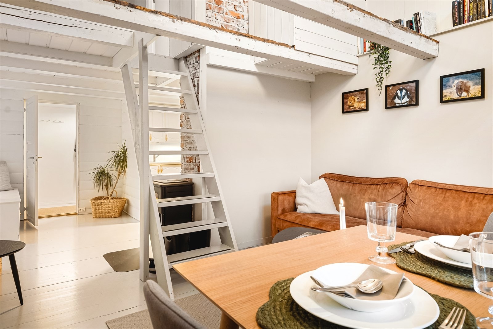 Stuen er i en delvis åpen løsning mot kjøkkenet, pent tilbaketrukket fra den sosiale stuen Galleribilde