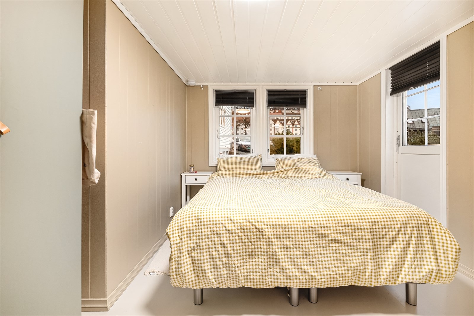 Boligens hovedsoverom har god plass til både garderobe, dobbeltseng og nattbord Galleribilde