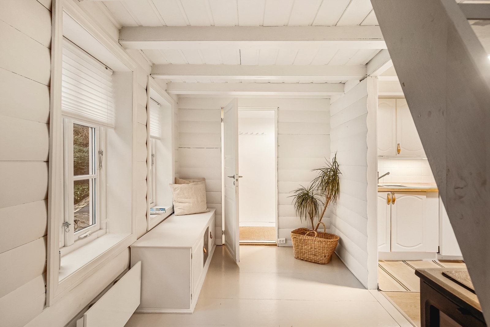 I bakkant av boligen finner vi husets entré og bad Galleribilde