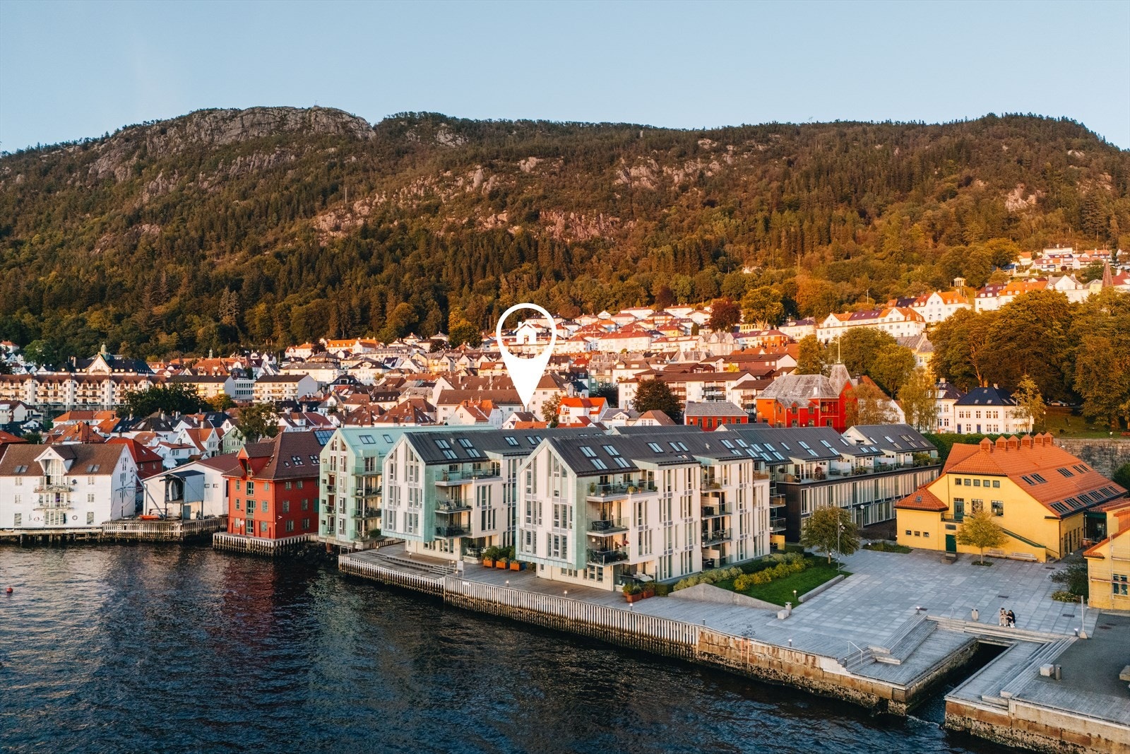 Fra boligen er det kort vei til sjøen i front og naturen i bakkant. Ca 15 minutters gange til Bryggen Galleribilde