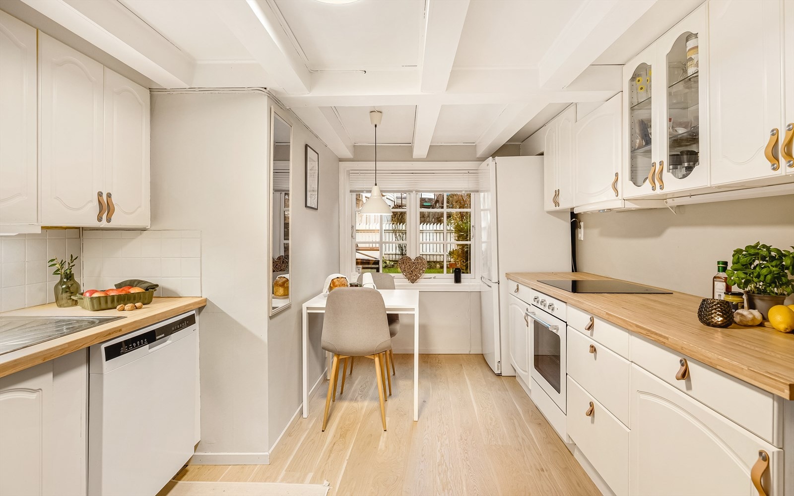 Kjøkkenet er av romslig størrelse med spiseplass under vinduet, samt mye skap- og benkeplass Galleribilde