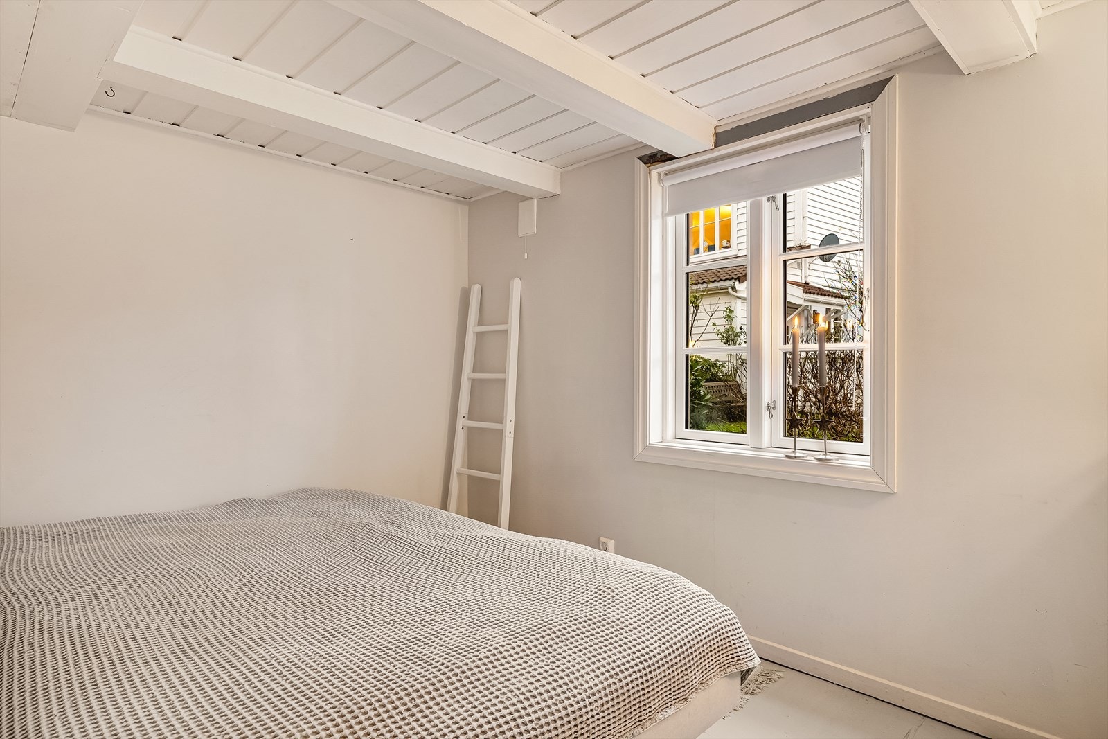 For de som trenger et ekstra soverom var det tidligere et ekstra soverom over stuen, men da går det på bekostning av den behagelig høye takhøyden Galleribilde