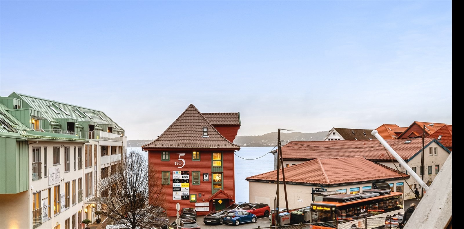 Nyt sjøutsikten mens solstrålene skinner Galleribilde