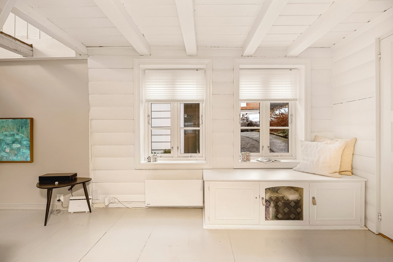 Selgerne har innredet med en trivelig lesekrok under vinduene Galleribilde