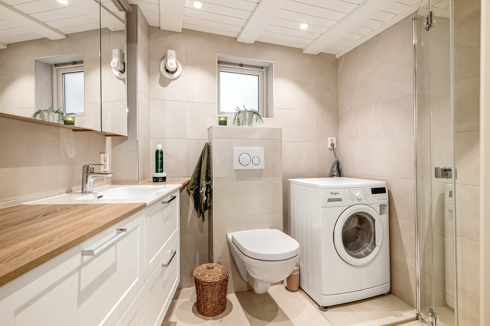 Badet og husets vann- og avløpsrør ble oppgradert i 2023 Galleribilde