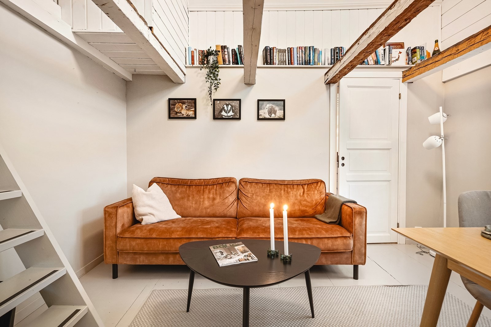 Stuen byr på god plass til både salong og spisebord Galleribilde