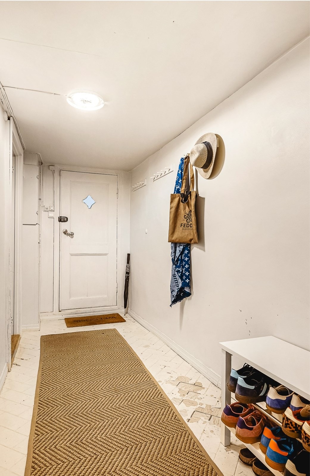 Entréen er romslig med god plass til yttertøy, og fungerer flott for en familie. Gulvet har malte fliser og kan enkelt oppfriskes med et par malingsstrøk eller fjerne malingen Galleribilde