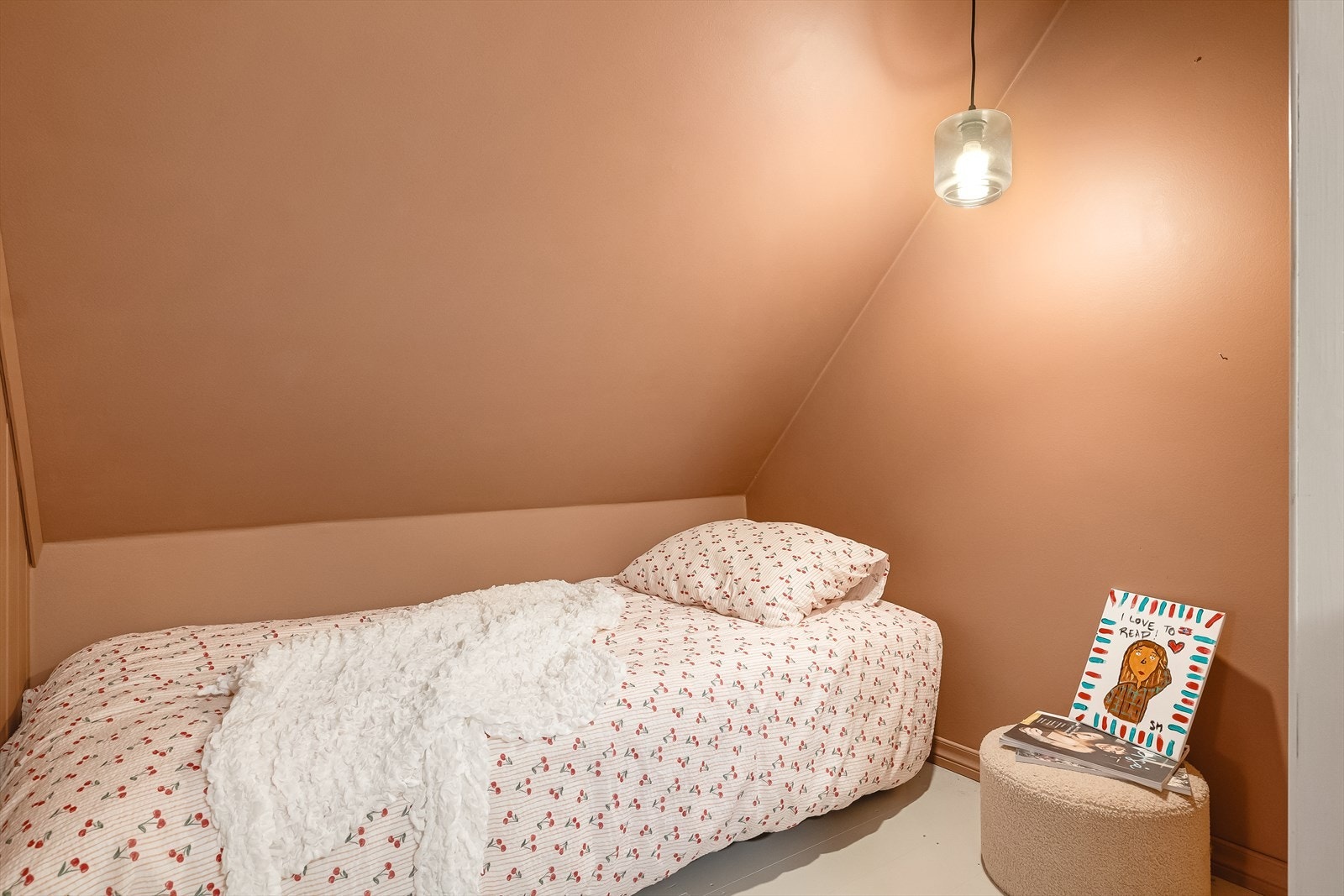 Soverom 3 er delt i to deler hvor det er en plassbygd seng på den ytterste delen Galleribilde