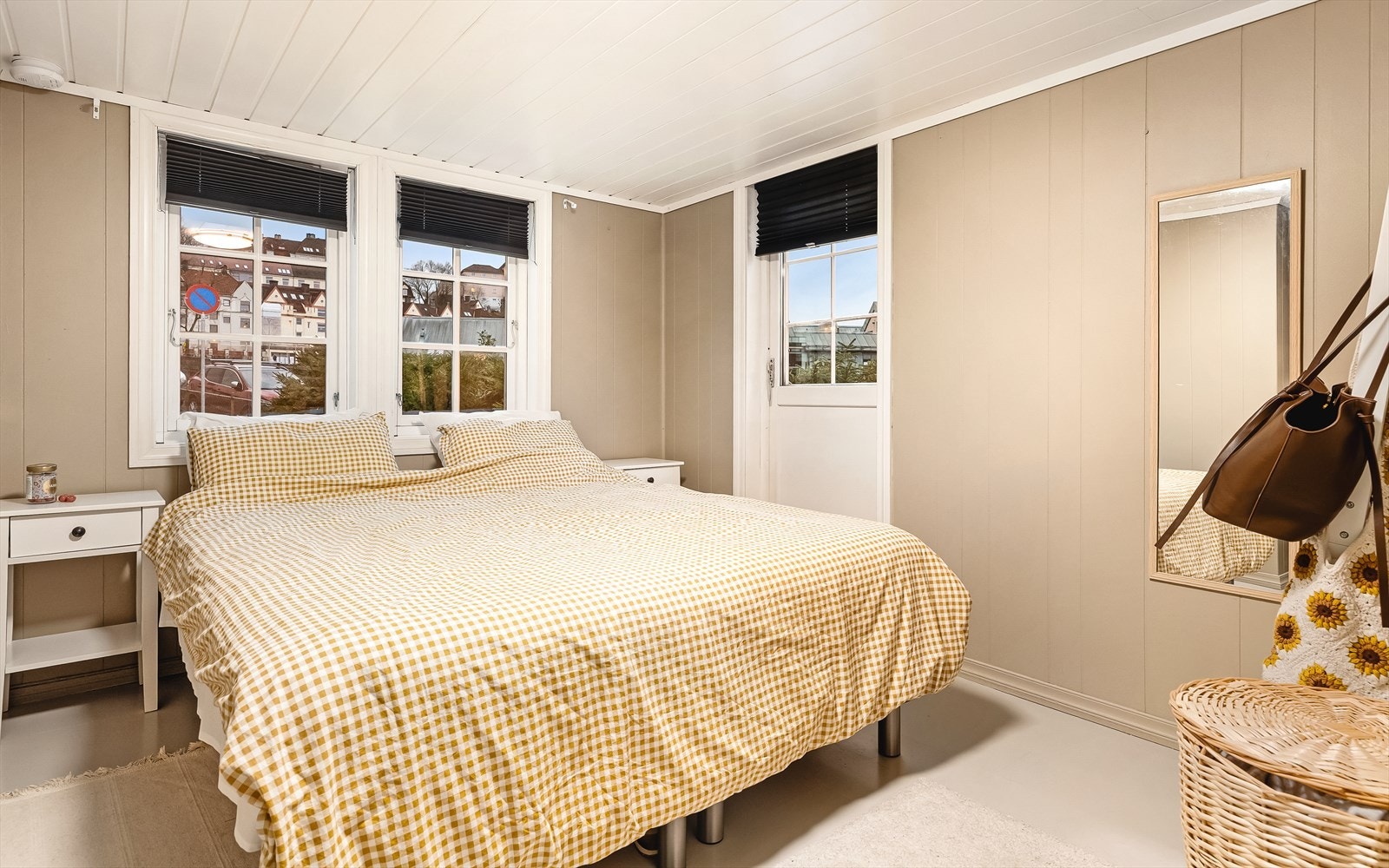 Her er det plass til ekstra oppbevaring, samt det er utgang til solrik takterrasse Galleribilde