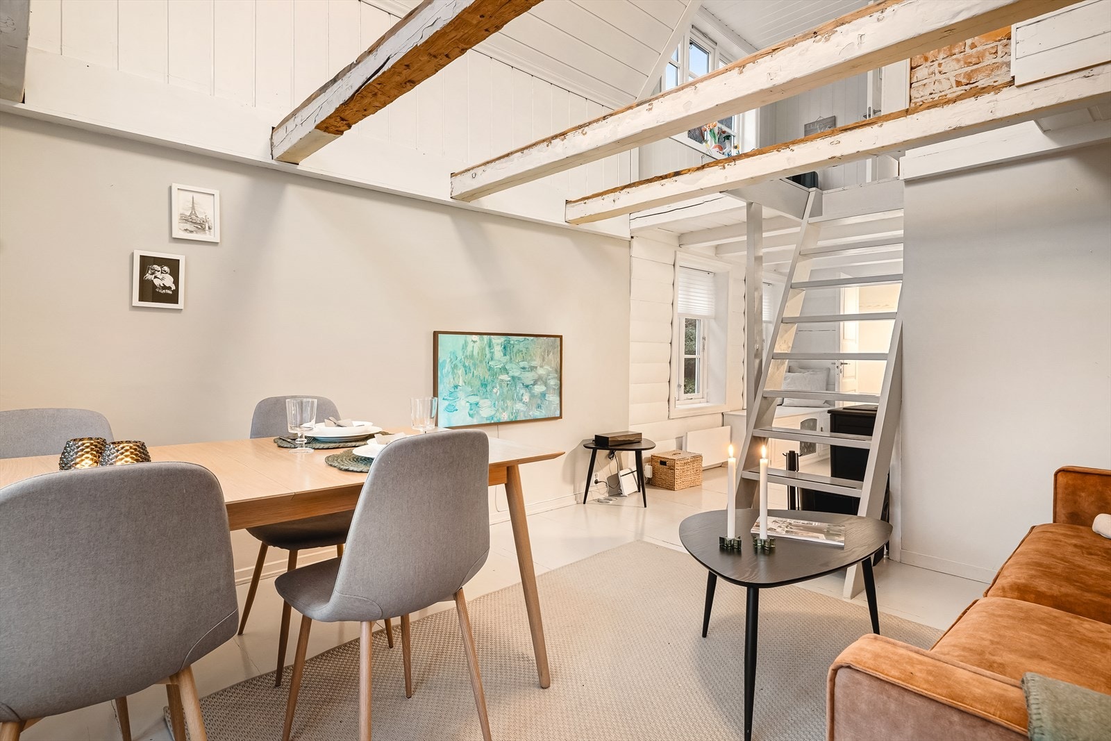 Boligen byr på to ekstra soner mot kjøkken/entré og 2. etg ved trappen, perfekt for en lesekrok, sjeselong eller kommode Galleribilde