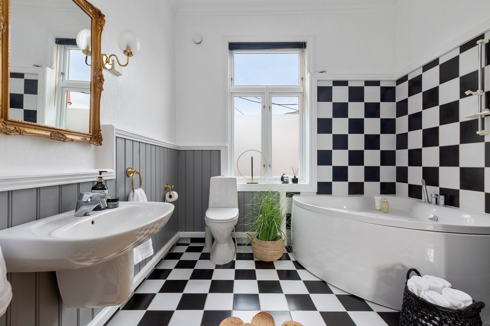 Lekre detaljer som gullspeil og stilrene lamper gir rommet et elegant preg Galleribilde