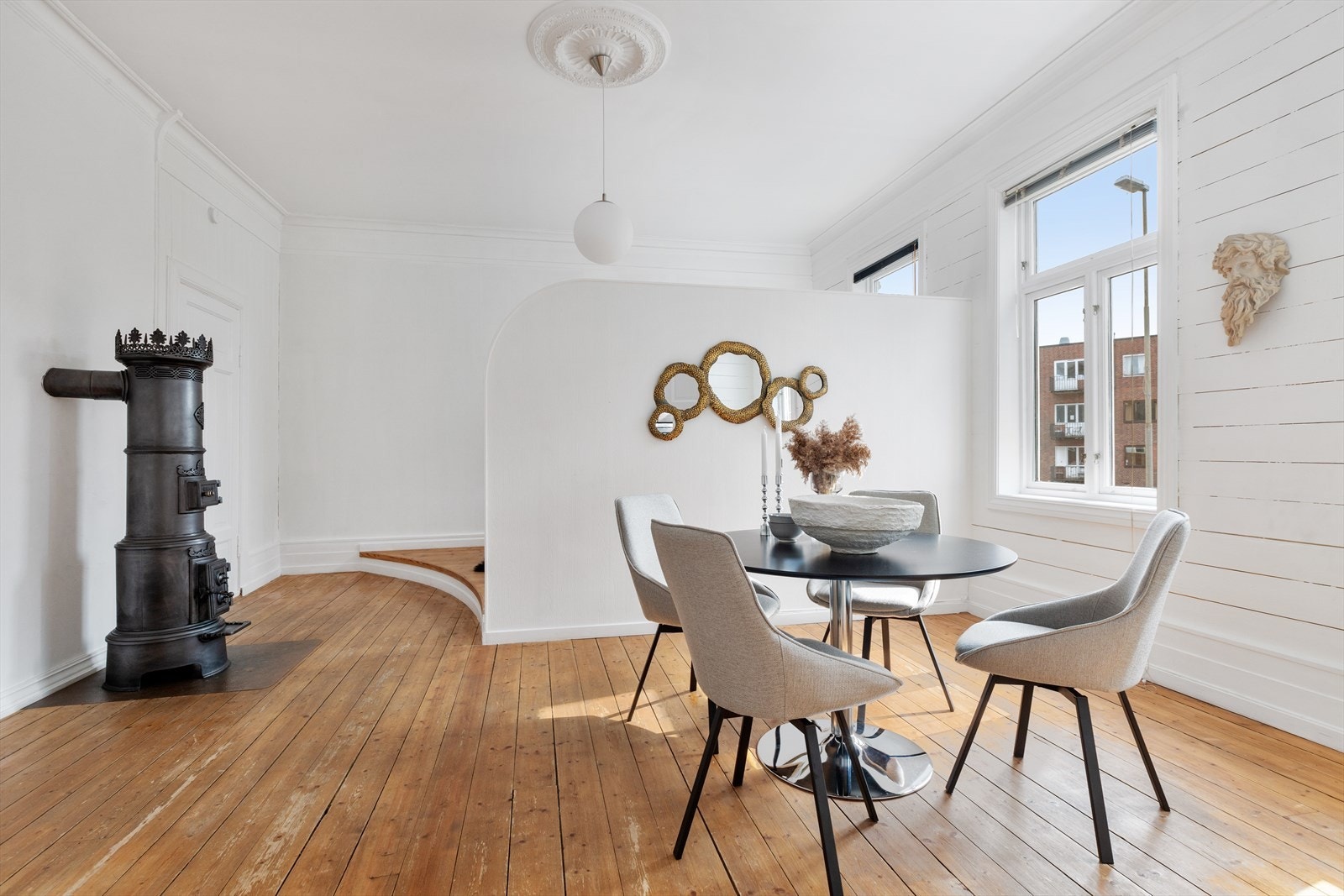 Den vakre takrosetten setter et eksklusivt preg og fremhever den imponerende takhøyden Galleribilde