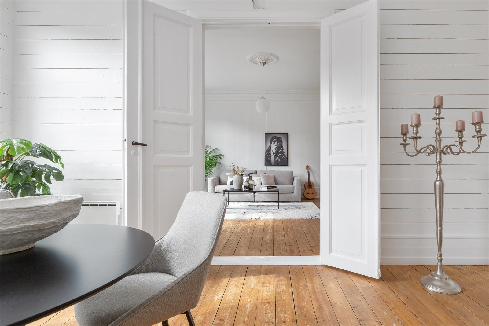 Originale tregulv og stilrene løsninger skaper en perfekt kombinasjon av klassisk og moderne. Galleribilde