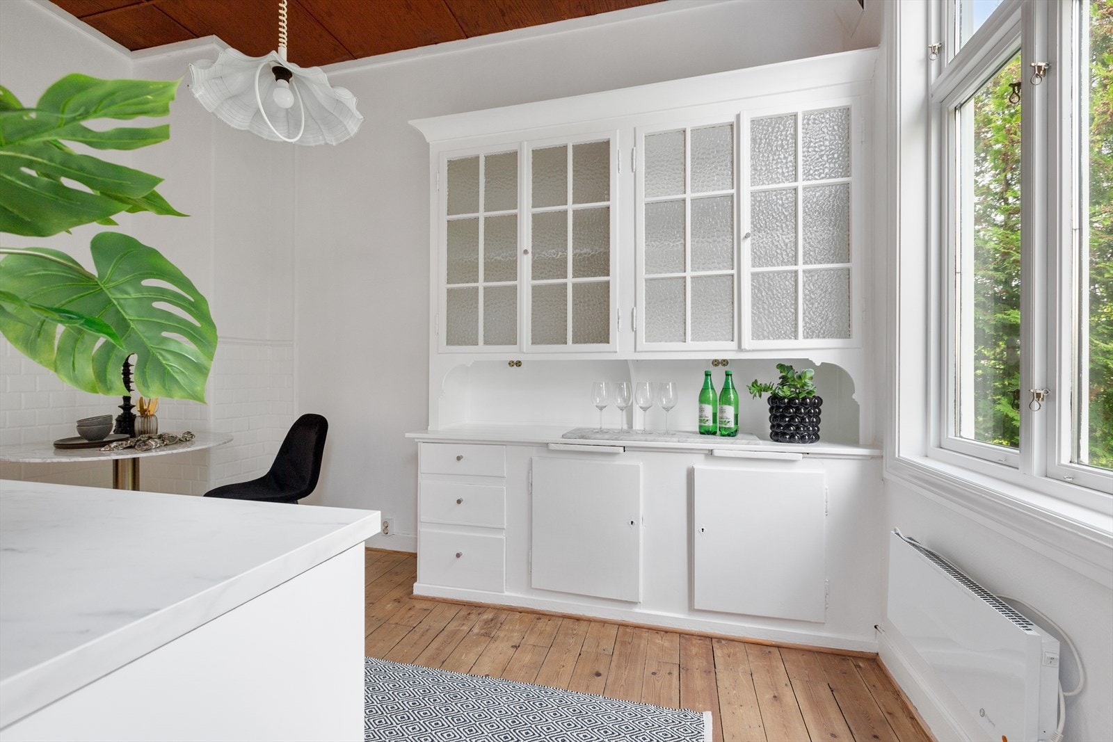 Det er lagt opp stikkontakt til komfyr, det er kun naturlig ventilering. Det bør etableres mekanisk ventilering Galleribilde