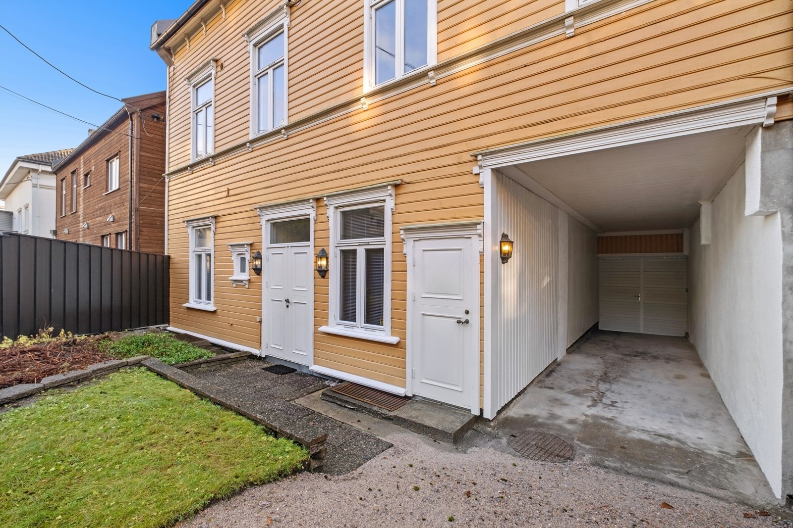 Bygården har nytt utvidet portrom 2,30m bredde, slik at man fint kan parkere i bakgården. Galleribilde