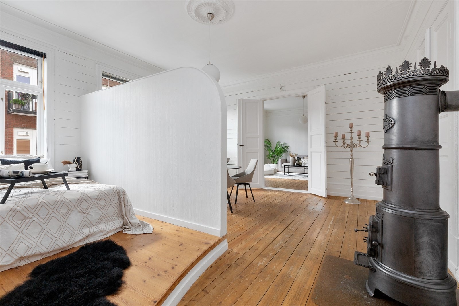 Den klassiske kakkelovnen med sine intrikate detaljer og vakre former blir et naturlig blikkfang Galleribilde