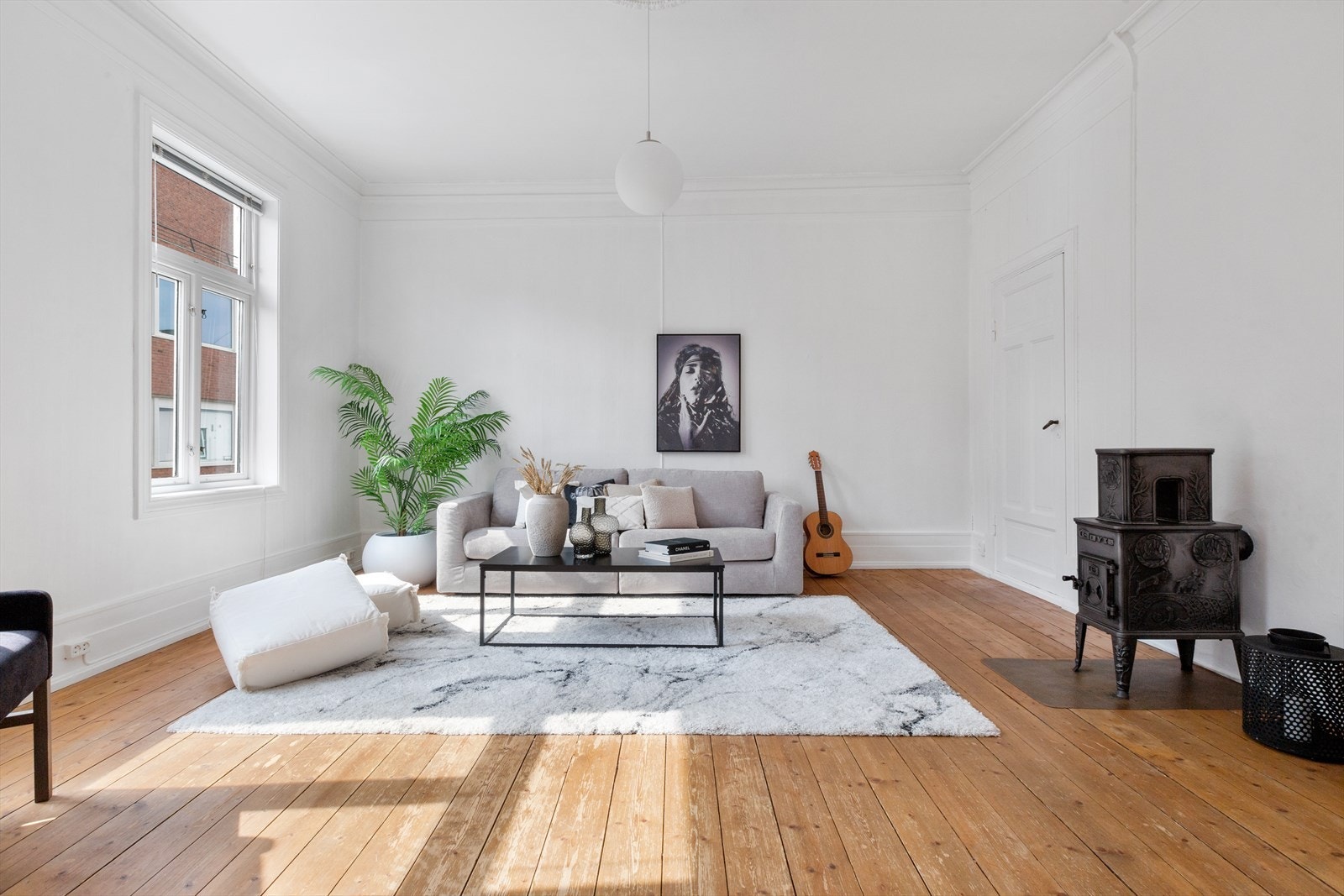 Stilfull TV-stue med en elegant peisovn som gir ekstra sjarm og varme på kjølige dager. Galleribilde