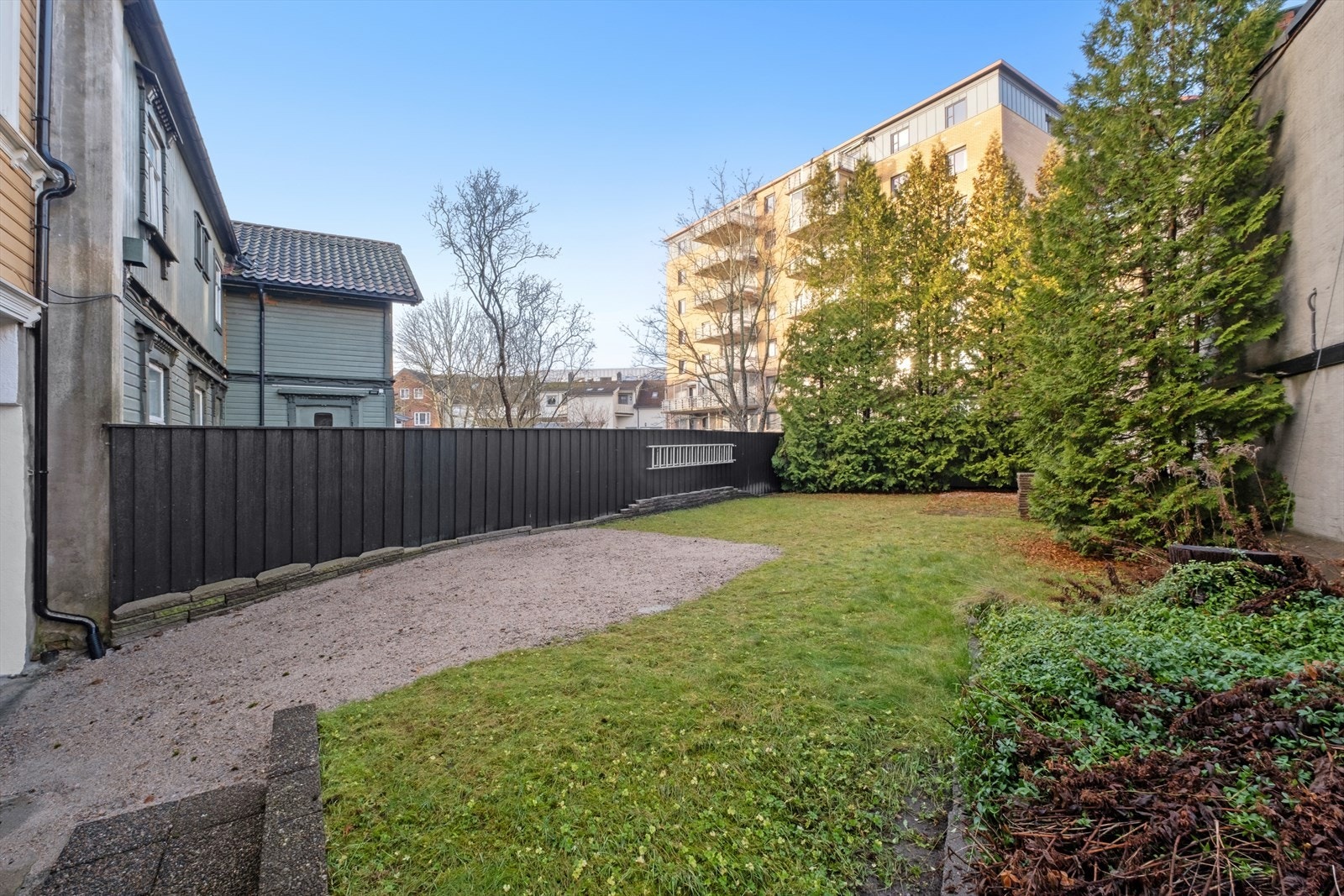 Her kan man lage seg en flott uteplass, eller flere parkeringsplasser etter behov Galleribilde