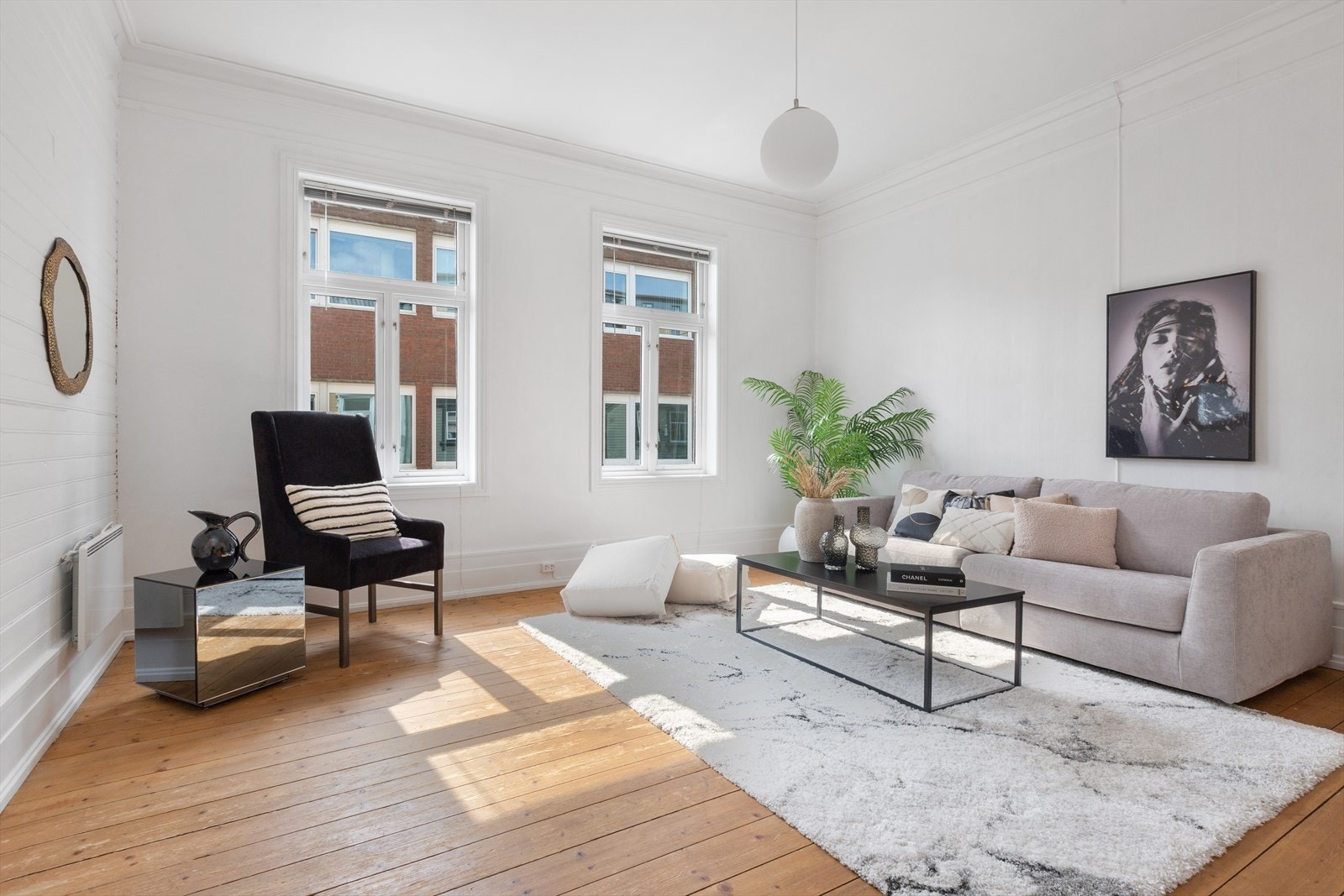 Den åpne og luftige atmosfæren skaper en perfekt ramme for både avslapning og sosiale sammenkomster. Galleribilde