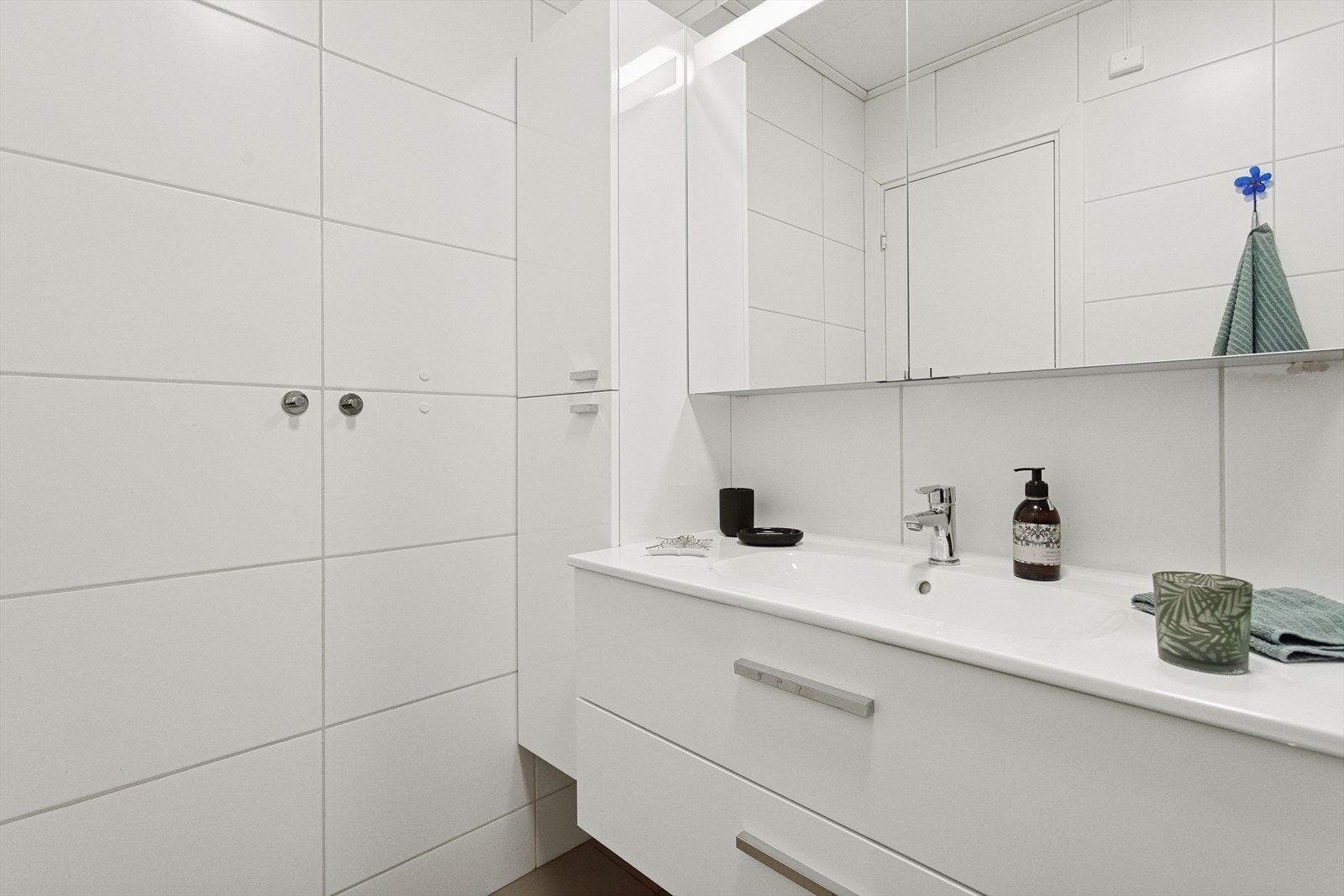 Badet har dusjkabinett, innredning med servant samt opplegg for vaskemaskin. Galleribilde