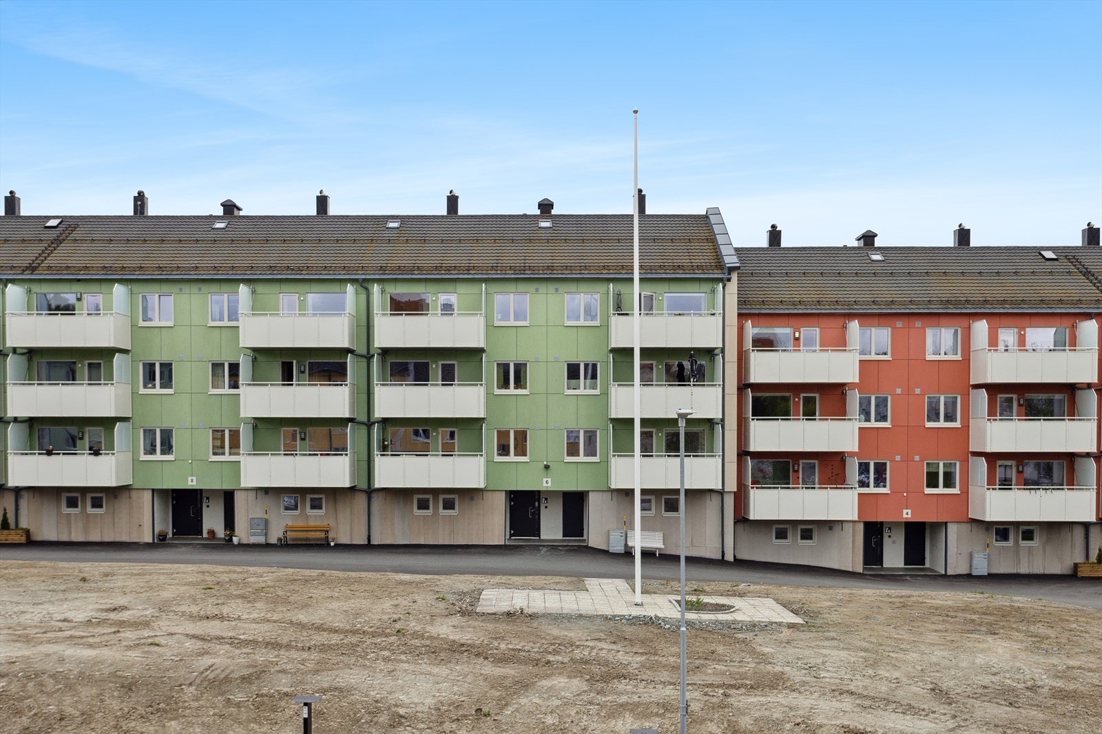 Borettslaget har nylig fullført store rehabiliteringer med bla. nye balkonger, Nye vinduer og balkongdører. Galleribilde