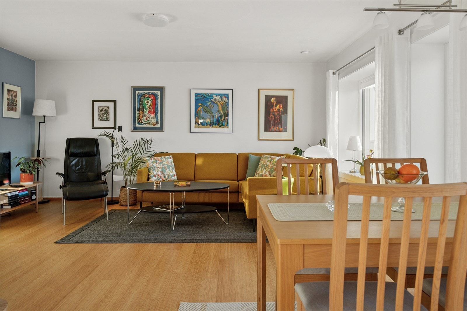 Spisebordet finner sin naturlige plassering ved kjøkkensonen. Galleribilde