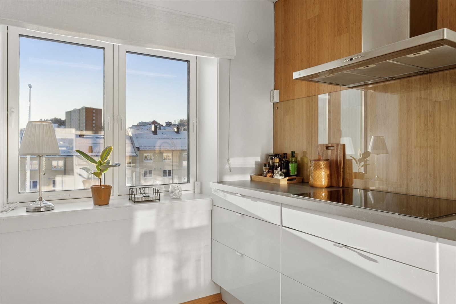 Kjøkkenet har integrert kombiskap, oppvaskmaskin, platetopp og stekeovn. Galleribilde