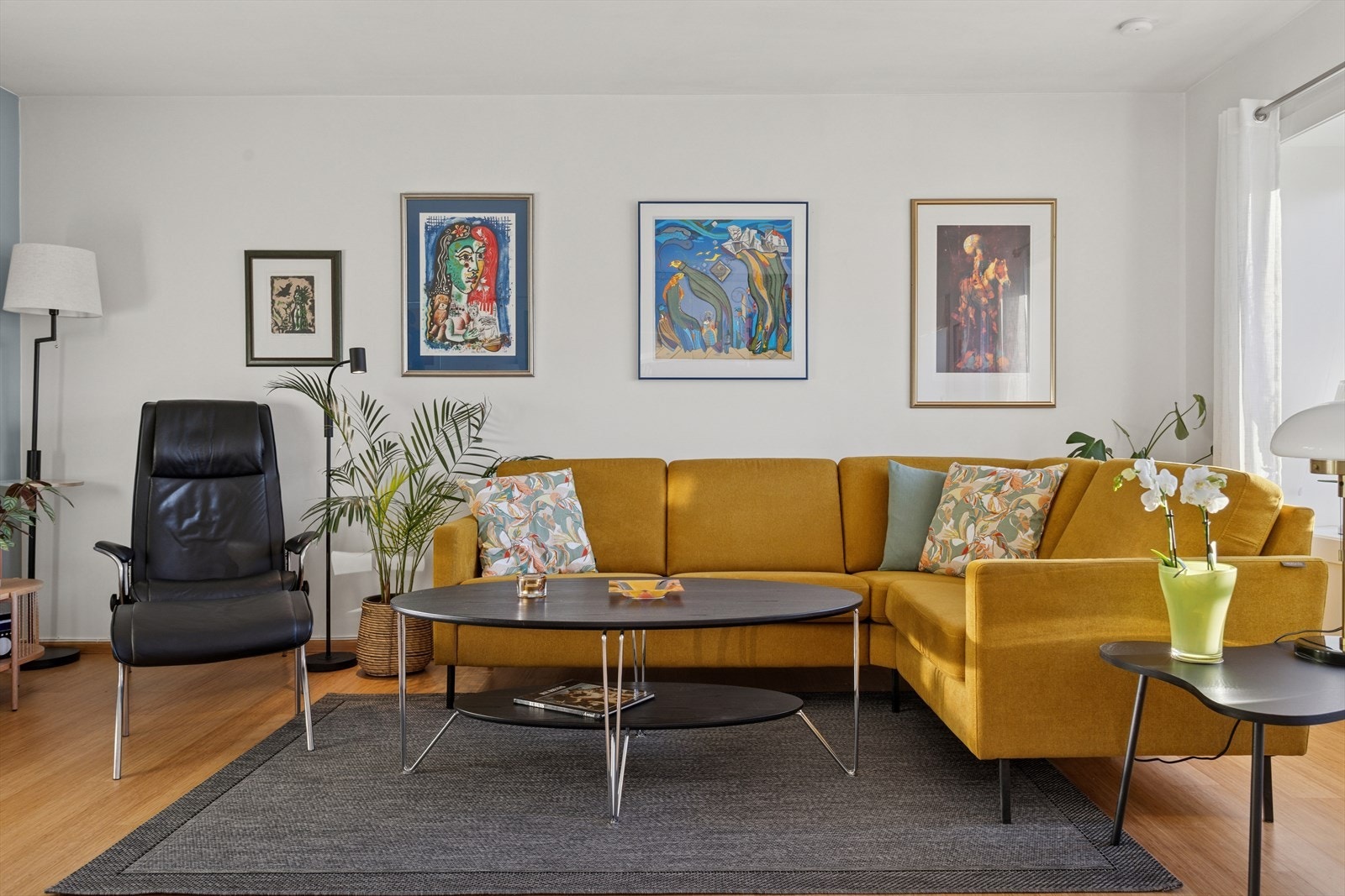 Stuens gode utforming og de tidløse fargevalgene på vegger legger et godt grunnlag for å innrede rommet etter eget ønske. Kjøkken og stue er tilsammen ca 29,8 m². Galleribilde