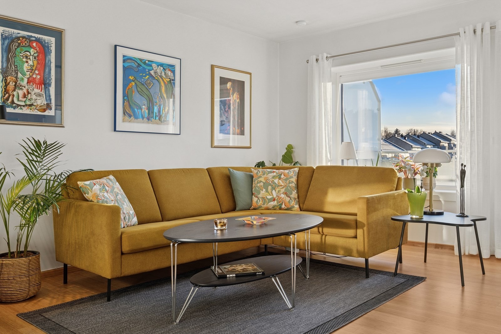 Stuen har store vindusflater som gir mye naturlig lysinnslipp og bidrar til en behagelig romfølelse. Galleribilde