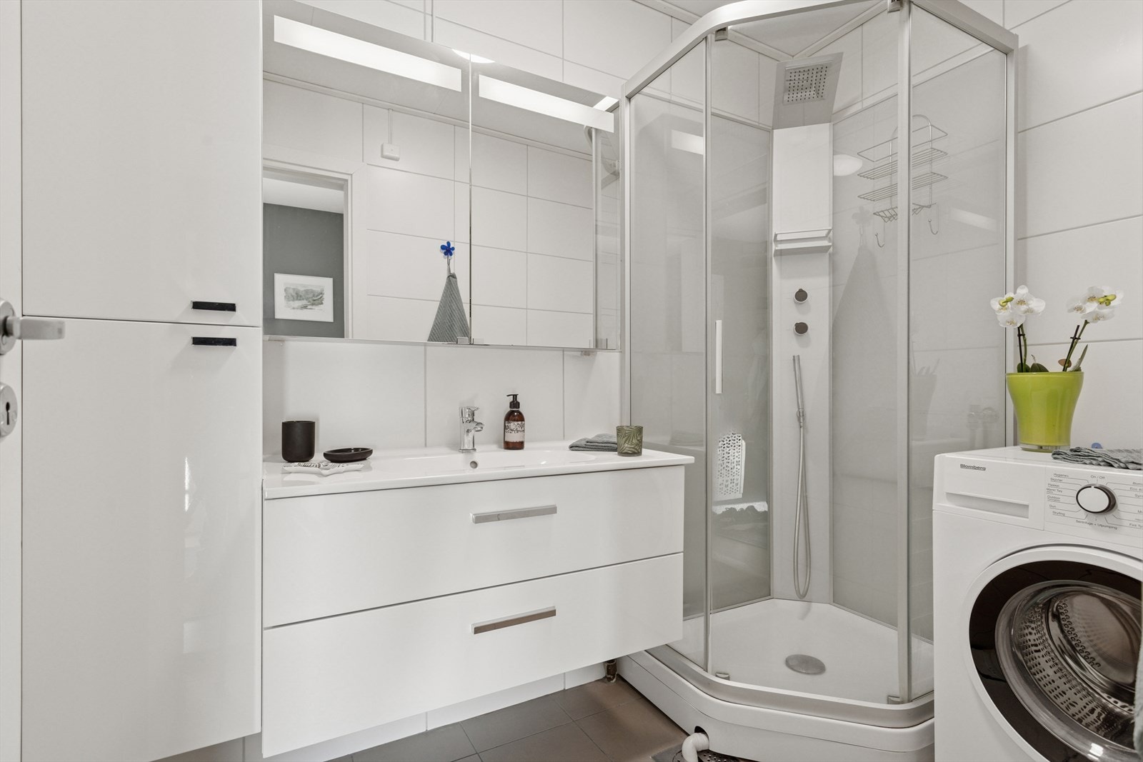 Baderommet er ca 3,3 m² og har flis på gulv og vegg, malt slett himling. Varme i gulv. Galleribilde