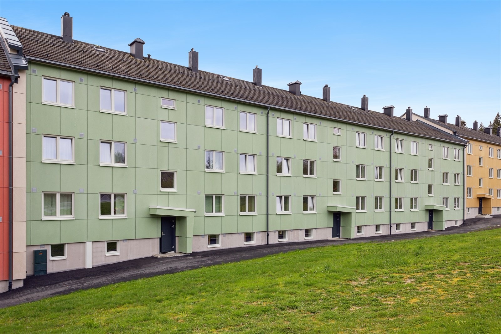 Borettslaget har nylig fullført store rehabiliteringer med bla. drenering med tilleggsisolering og Ny fasadekledning med tilleggsisolering. Galleribilde