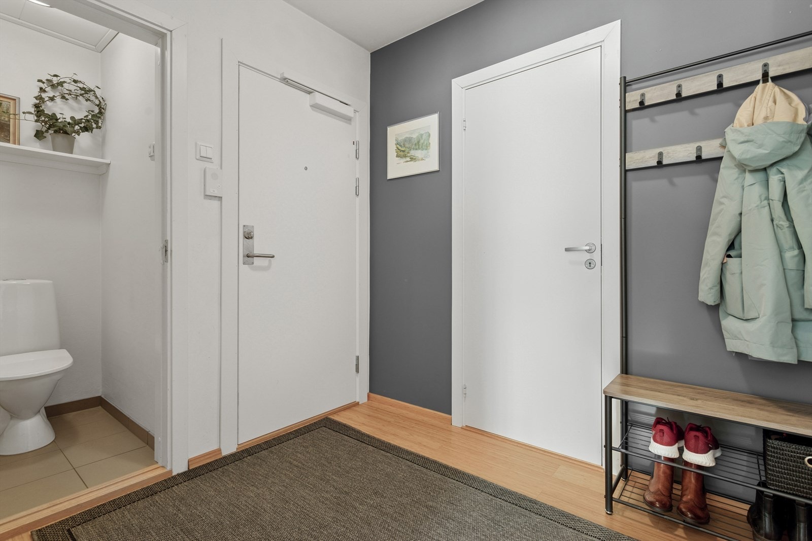 Entréen/gangen er ca 4,4 m². - Toalettrommet er ca 1 m² og har varme i gulv. Galleribilde