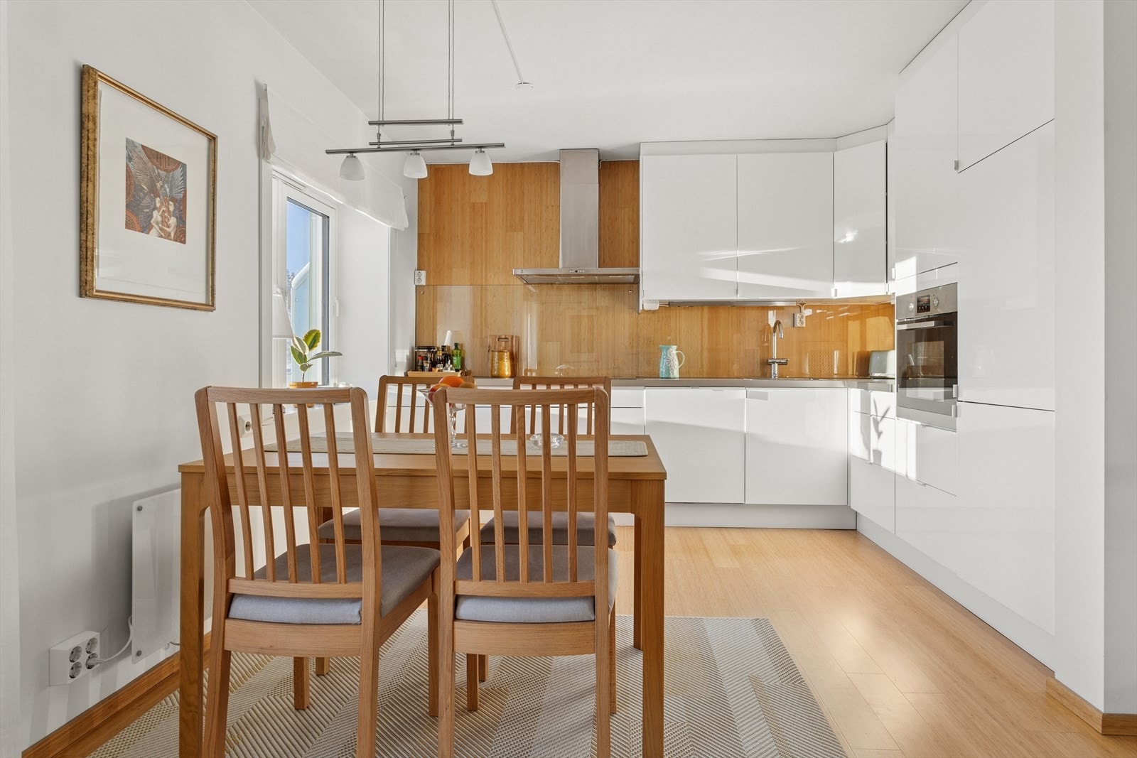 Kjøkkenet har en stilig innredning fra 2012 som består av over- og underskap med folierte fronter og skrog. Galleribilde