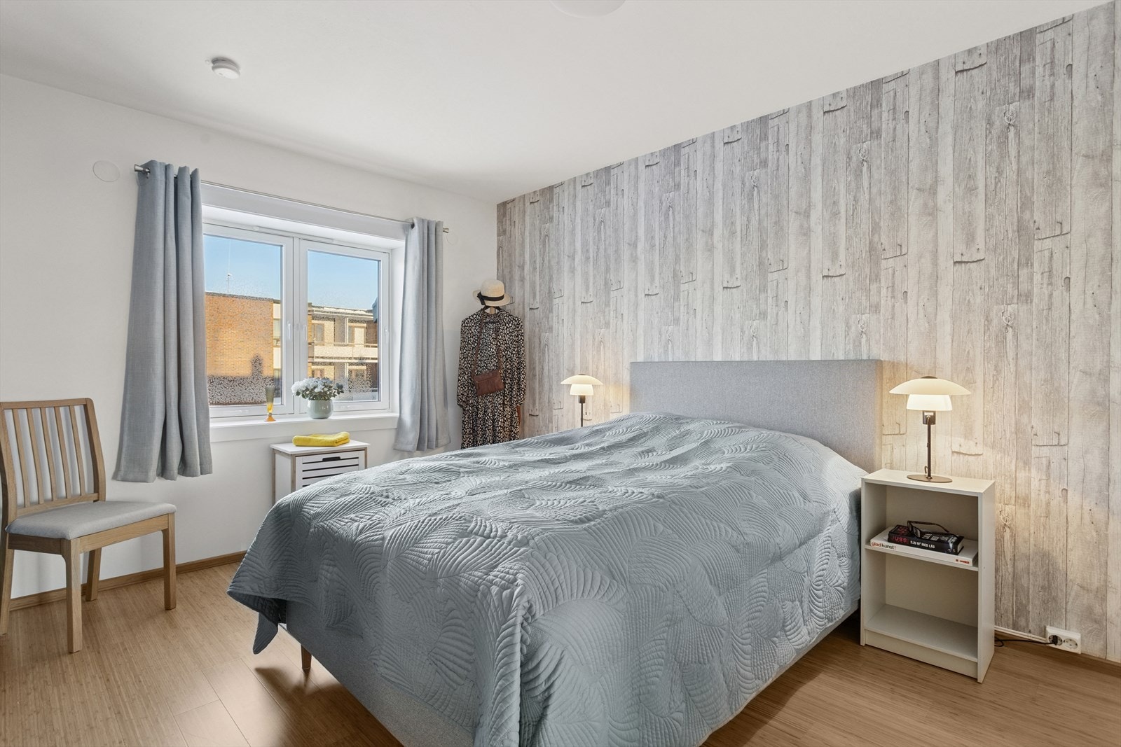 Soverommet har god plass til dobbelseng med tilhørende nattbord. Galleribilde