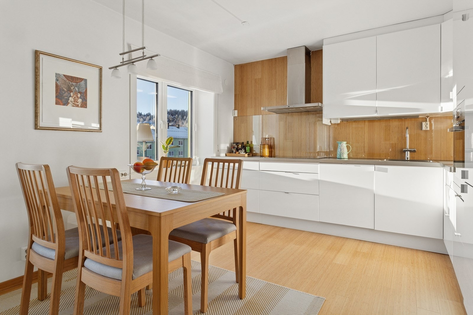 Kjøkkenet har laminat benkeplate med nedsenket oppvaskkum og platetopp. Mekanisk avtrekk over stekesonen. Galleribilde