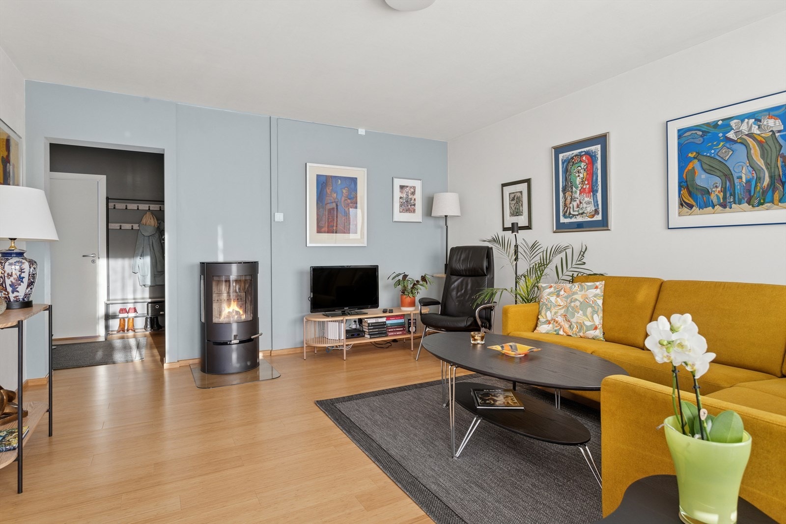 På stuen er det montert en flott, rentbrennede vedovn som gir god stemning og fin innetemperatur på kjølige høst- og vinterkvelder. Galleribilde