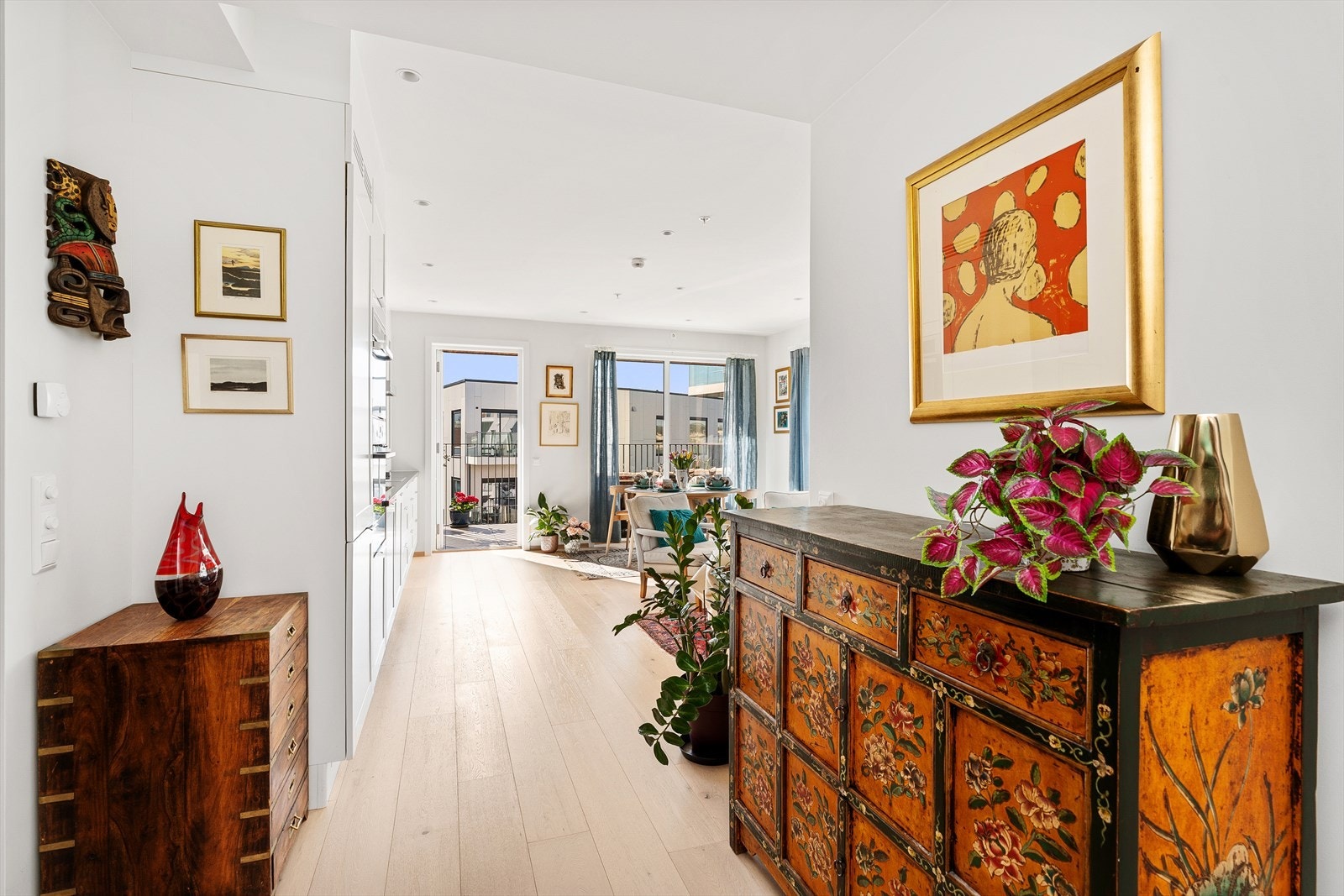 Videre inn finner du to soverom, bad/vaskerom, samt entre med en større innvendig bod med god lagringsplass. Galleribilde