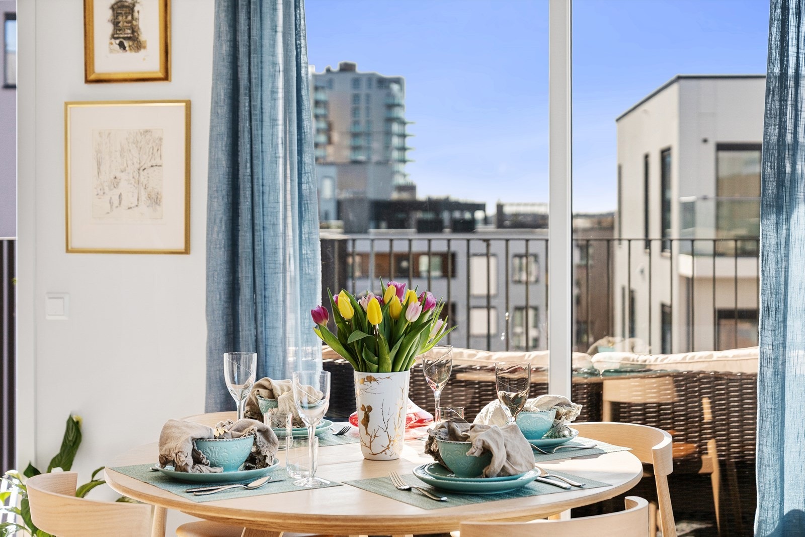 Fra spiseplassen har du rikelig med naturlig dagslys inn og store vindusflater. Galleribilde