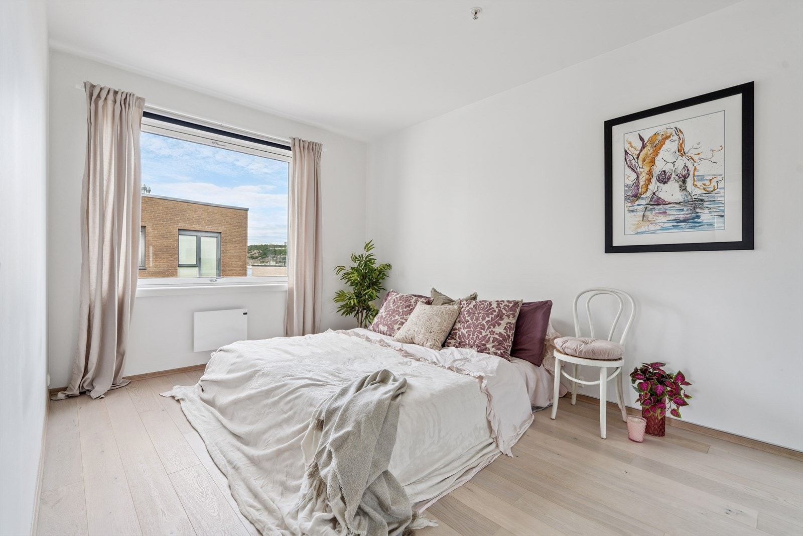 Hovedsoverommet er av god størrelse med plass til dobbeltseng med tilhørende nattbord, samt en større skyvedørsgaderobe med speilfronter fra Strai Kjøkken/rival. Galleribilde