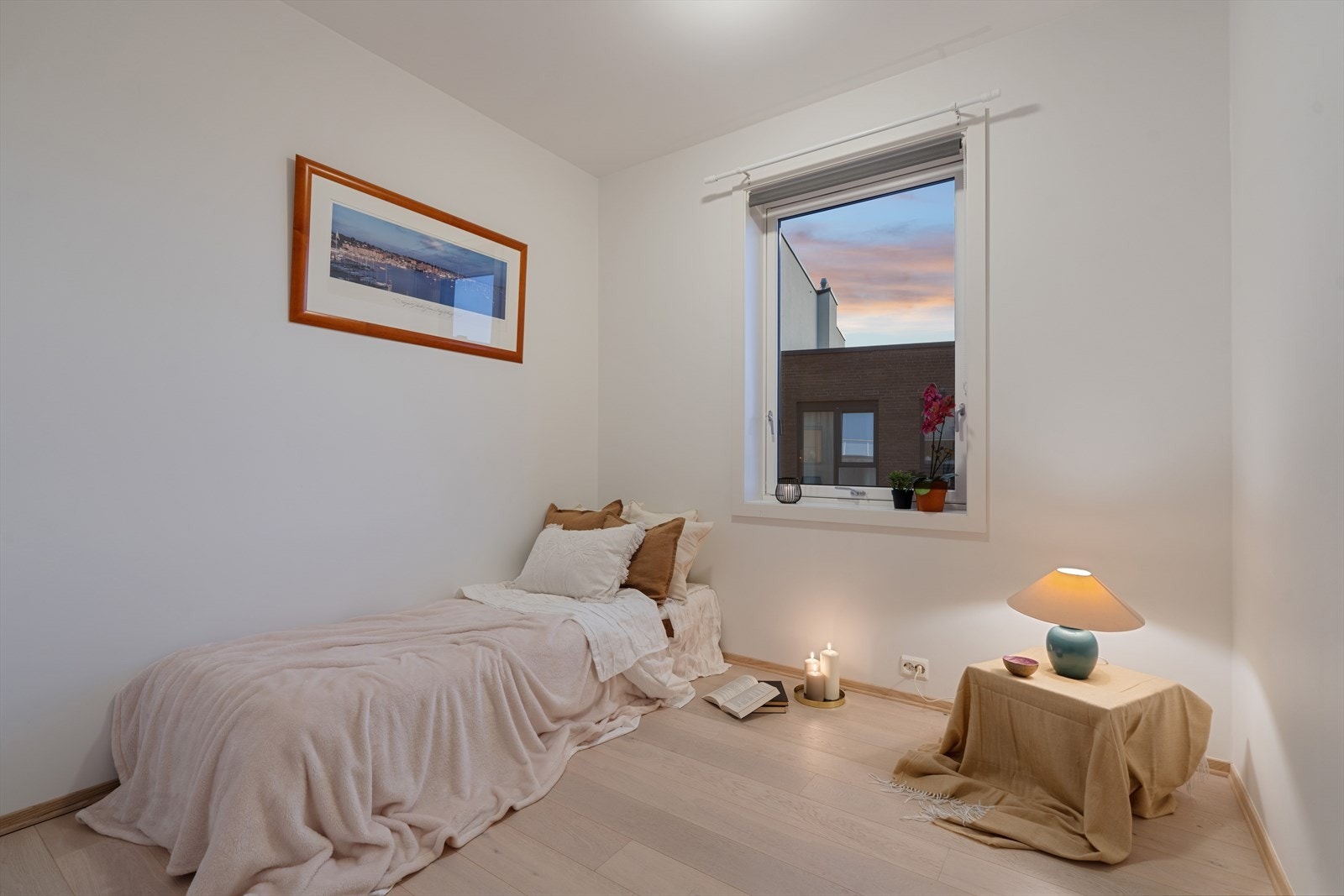 Soverom nr. 2 er også av god størrelse med plass til dobbeltseng, skrivebord og garderobeløsning om ønskelig. Galleribilde