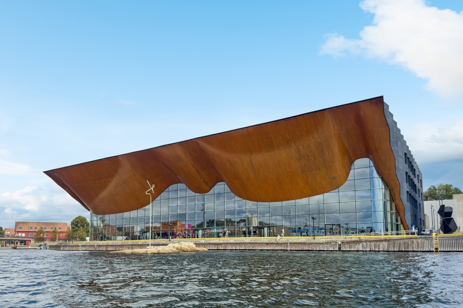 Kilden med resten av Kristiansand Sentrum er kun en liten spasertur unna - kulturell eller ei vil du kunne oppleve flere forestillinger eller gratiskonserter sommerstid på Fiskebrygga. Galleribilde