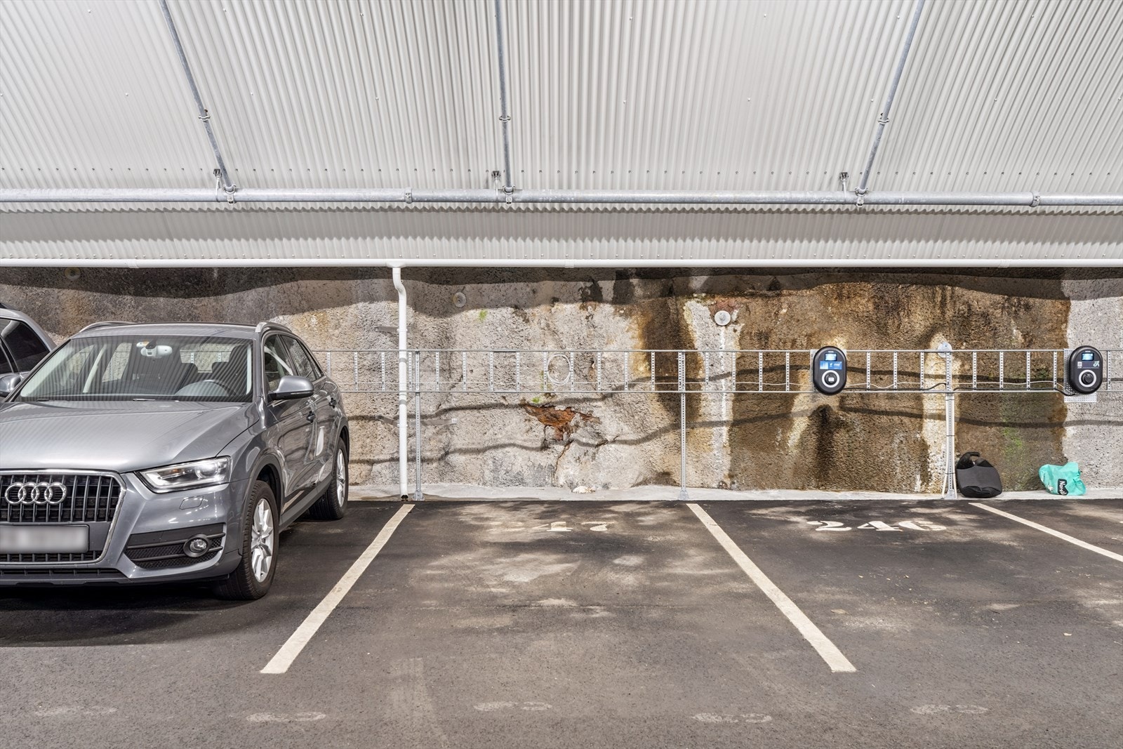 Tilhørende aktuell leilighet medfølger det 1 parkeringsplass i Fjellhallen (det er ikke den avbildede parkeringsplassen som medfølger). Galleribilde