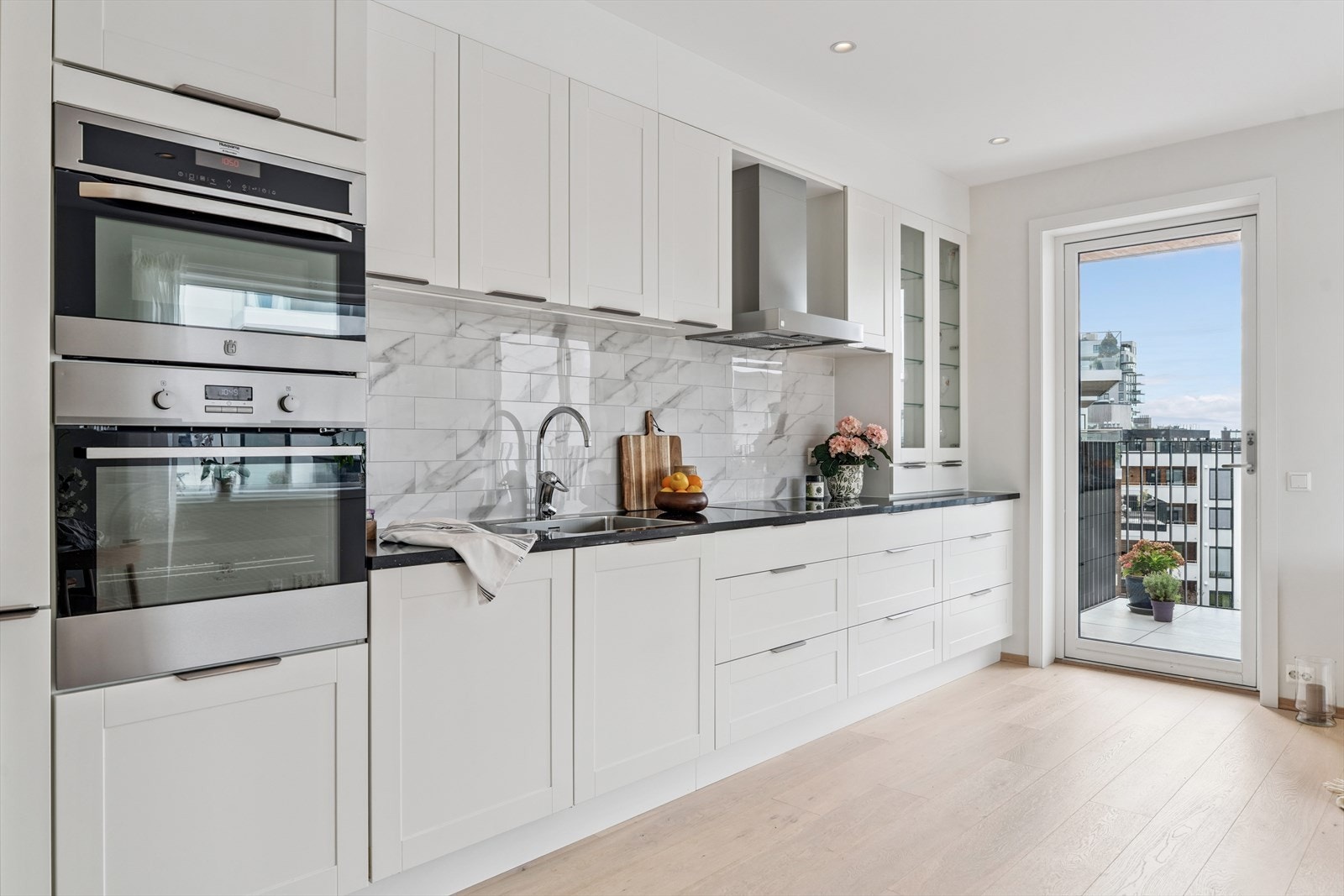 Kjøkkenet er fra kvalitetsleverandøren Strai Kjøkken med granittbenkeplate, samt integrerte hvitevarer som stekeovn, kombiovn, platetopp med induksjon, oppvaskmaskin, samt kjøleskap med frysedel. Galleribilde