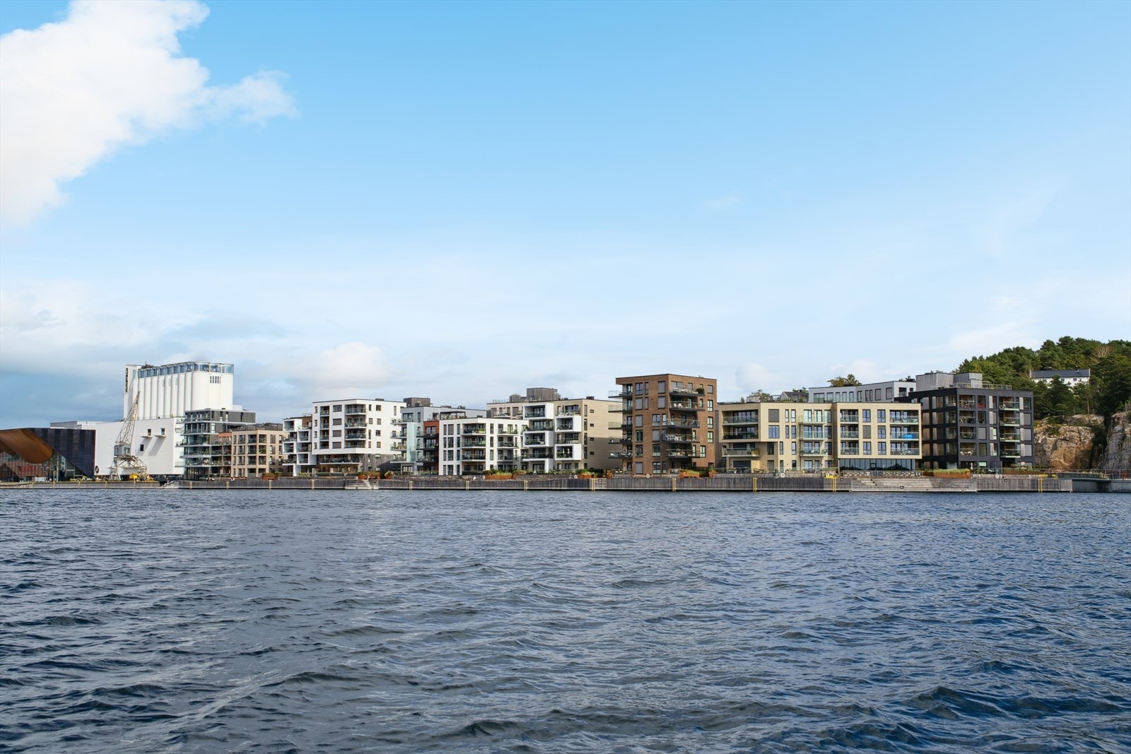 Kanalbyen har en ypperlig plassering i innseilingen til Kristiansand. I Kanalen kan småbåter, vannscootere og kajakker passere i lav hastighet. Gøy å dra gjennom kanalen og gøy å kikke på livet som er her i selve Kanalbyen. Galleribilde