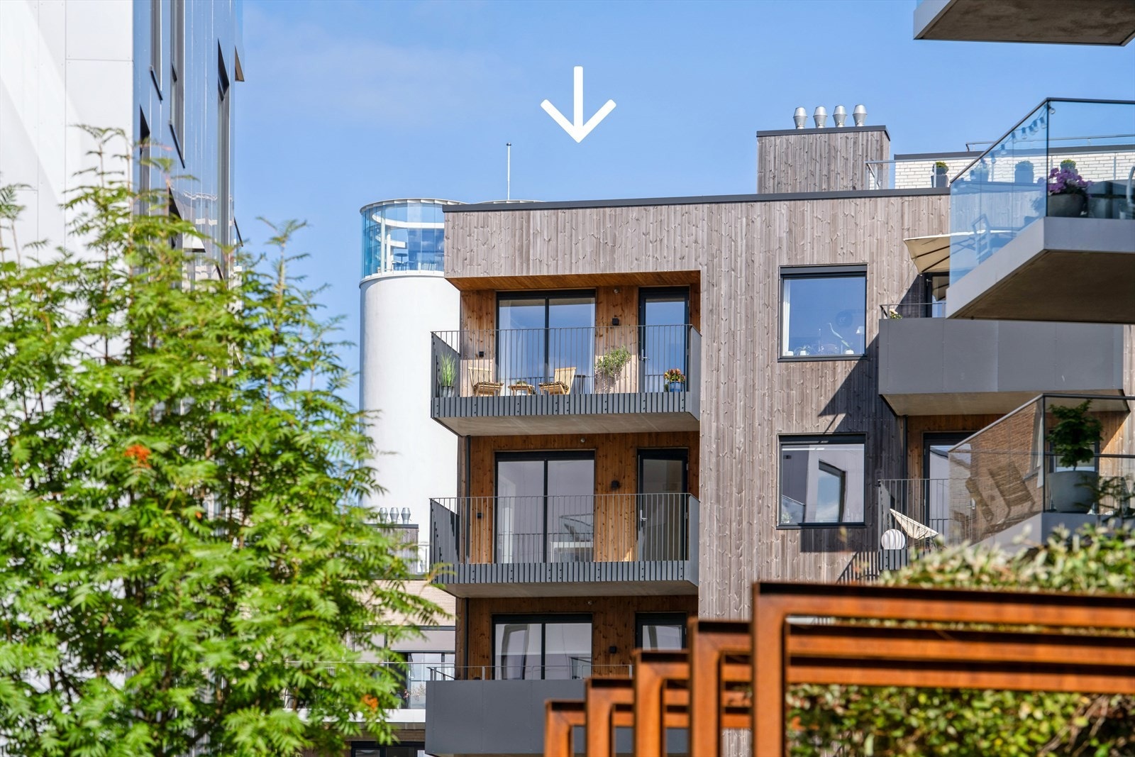 Leiligheten har en ypperlig beliggenhet i toppetasjen, hvor det oppleves friere og mer usjenert. Galleribilde