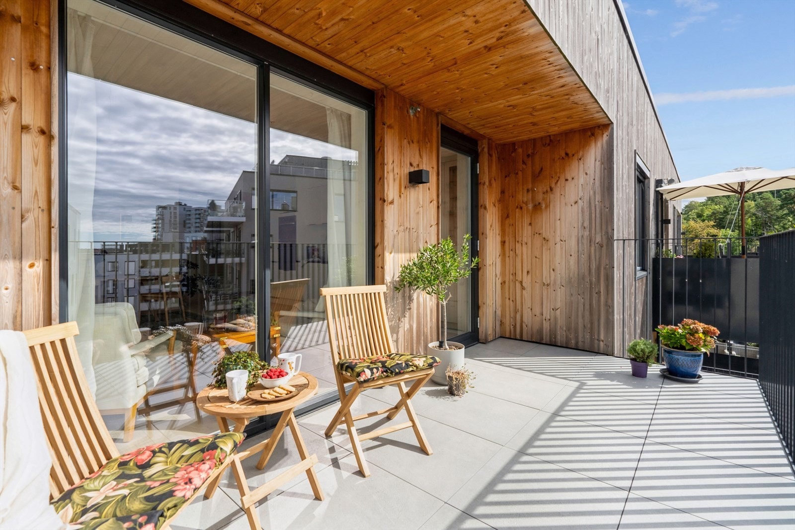 Balkongen er på ca 11 kvm., her sitter du skjermet for vind med utsikt til et frodig gårdsrom hvor du får følelsen av å være på "toppen" uten at du har noen boende over deg. Den ligger sydvendt med meget gode solforhold! Galleribilde