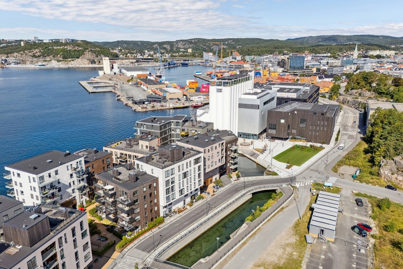 På et lite knips er du på brygga! Bryggefronten har de beste solforhold med sol helt til den går ned, samt nærhet til Kunstsilo, Kilden og Fiskebrygga. Galleribilde