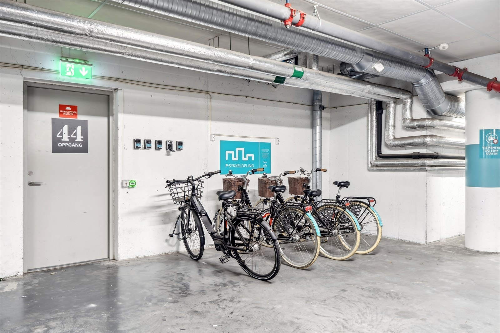 I underetasjen finner du sykler som kan lånes kostnadsfritt, det finnes både vanlige- og el-sykler til låns. I tillegg er det et treningsrom som nylig er ferdigstilt til fri benyttelse. Galleribilde