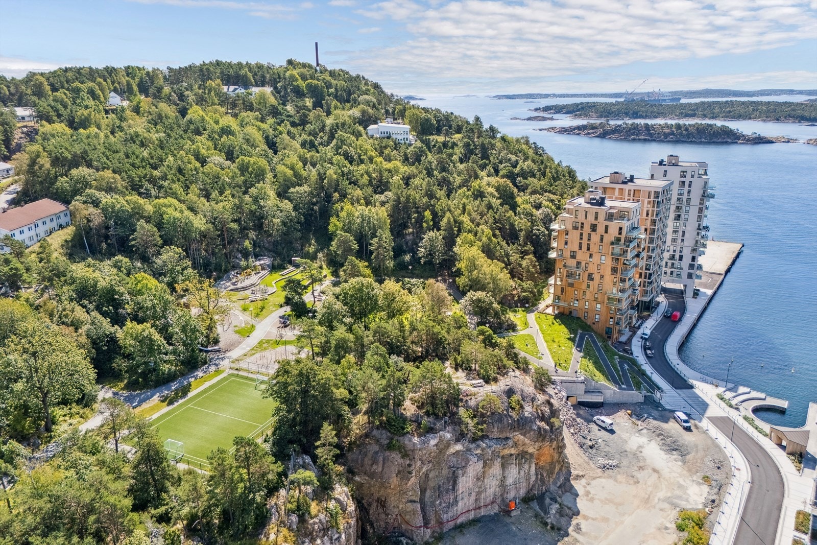 Lekeområdet peisestuen ligger rett på oppsiden av de 3 Søstre er også en del av Kanalbyen. Det er en yndet lekeplass for barna som bor her, med ballbane, sklie, klatrestativer, huske og sipline. Her er det bord, benker og bålpanner til felles benyttelse Galleribilde