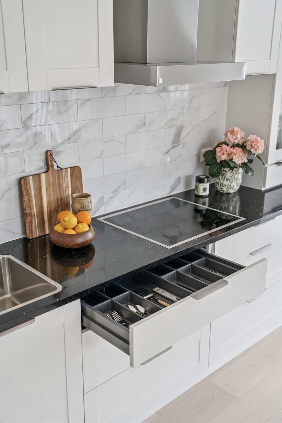 Innredningen i kjøkkenet er også praktisk anlagt. Nåværende eier har valgt 80 cm brede skuffeseksjoner for best utnyttelse. Galleribilde